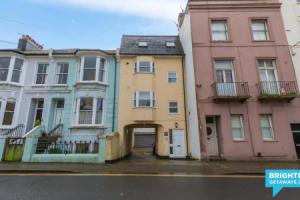 Seabright Townhouse | By My Getaways | Parking for one car, Брайтон
