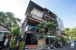 The Arak Bed, Bar and Hostel, Чианг Май
