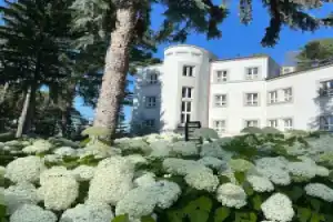 Oficerski Yacht Club Resort & Spa, Августув