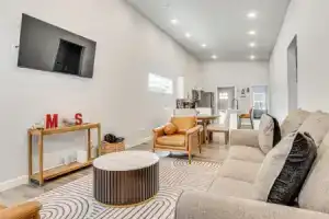 Rooftop Lounge & City Views! 3BR 3 Mi to Dtwn Indy, Индианаполис