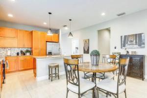 Tampa Home w/ Fire Pit, Yard, Cornhole + More!, Тампа