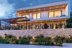 Awesome Home in Tribunj With Wifi and 4 Bedrooms, Трибуни