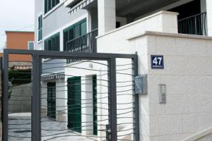 New, Modern & Comfortable, Central yet Quiet, Short Walk to old Town and Beach, Шибеник