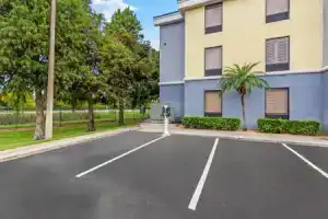 Days Inn & Suites by Wyndham Lakeland, Лейклэнд