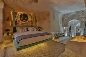 Eka Cave Maison, Айвалы