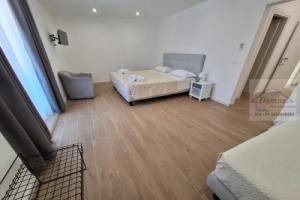 Room-triple Double Room, Терразини
