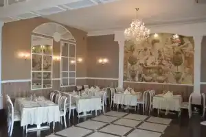Гостиница «София», Урень