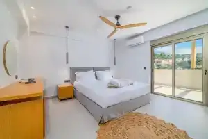 Increteblue Suites, Плакиас