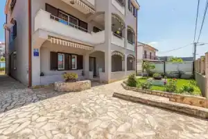 Stunning Apartment in Zadar With 2 Bedrooms, Wifi and Outdoor Swimming Pool, Задар