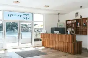 Hotel Tolero, Ploče