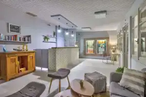 Hotel «Kamelo», Эрмуполис