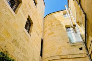 Nice furnished apartment with inner courtyard near the city center, Бордо