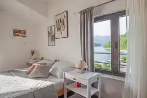 Studio Flat With View Near Beach in Tivat, Лепетане