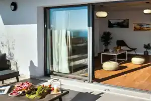 House Villa The View, Омис