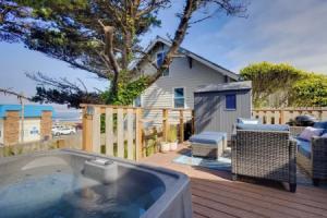 Walk to Shore: Rockaway Beach Retreat w/ Hot Tub!, Рокуэй-Бич