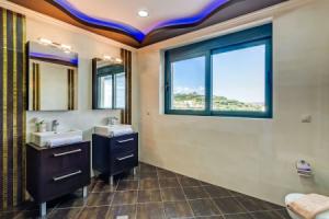 Luxury Villa in Kera, Алмирида