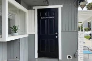 Steps To The Beach, Main Street and Pacific City - 2BR, Хантингтон-Бич