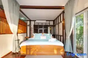 Sleeps 4 | Beachfront Colonial Villa in Hua Hin | Pool | BBQ, Хуахин