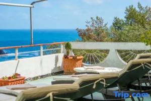 Villa Tanca with AC, Terrace and Views, Монтероссо-аль-Маре