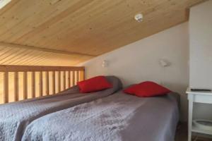 Moonlight Apartment 214, Леви