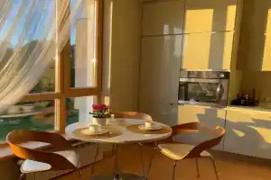 Lovely 2-bedroom apartment with free parking, a 5-minute walk from the sea, Саулкрасты