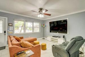 2 Mi to Riverwalk: Gem w/ Private Pool & Yard!, Брадентон