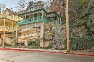 Cozy Eureka Springs Cottage, Walk to Dtwn!, Юрика-Спрингс