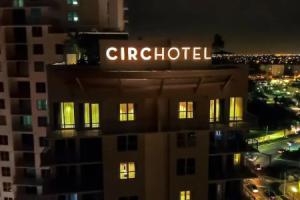 2BR Condos at The Circ by Hosteeva, Голливуд