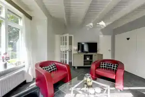 Attractive Holiday Home with Large Garden near Zwolle, Далфсен