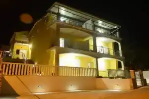 Fancy Apartments Dream - Deluxe One Bedroom Apartment With Balcony and Sea View, Brna
