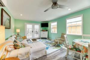 Walk to Pier & Dining: Central Rockport Cottage, Рокпорт