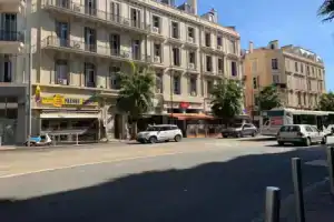 Nature 2 pièces 3 étoiles calme plein centre cannes 5 mn des plages et Palais, Канны