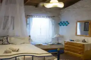 Casa Mina, Никити