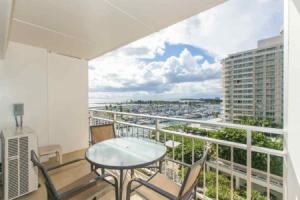 Spacious One Bedroom Harbor View Condos at Ilikai Marina With Private Balcony, Гонолулу
