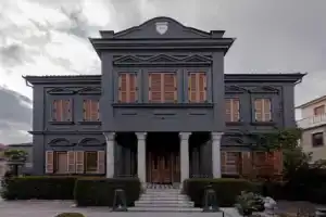 Life Gallery Hotel, Корча
