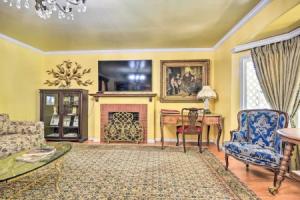 Romantic Pasadena Home w/ Covered Porch!, Пасадена