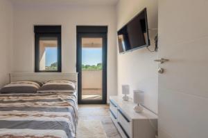 Beautiful Home in Vir With 4 Bedrooms and Wifi, Vir