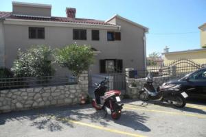 Apartment Damir with Sea View 22 pax, Цриквеница