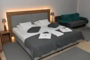Portré Apartman, Кёсег