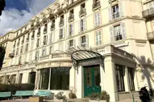 L'émeraude, Ментона