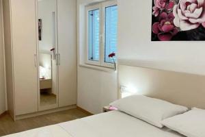 Apartments Jelena - One Bedroom Apartment With Balcony and Sea View, Дубровник