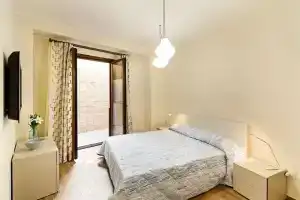 Calipso Seaview Flat with Private Parking, Кастельмола