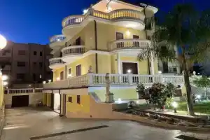Nicole House, Реджо-Калабрия