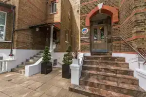 Adria Hotel, Лондон