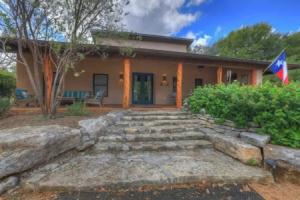 The Willows Retreat - Sleeps 17, Hot-tubs, Close to Main Street!, Фредериксберг
