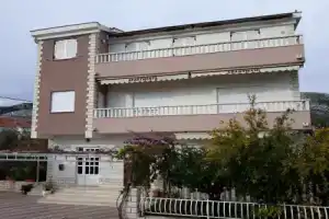 Apartment Vesna - 40 m from pebble beach: A3 Seget Vranjica, Riviera Trogir, Сегет Враница