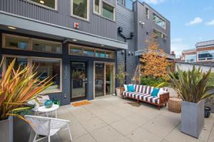 Alki Beach Escape Romantic Waterfront Getaway for 2, Сиэтл