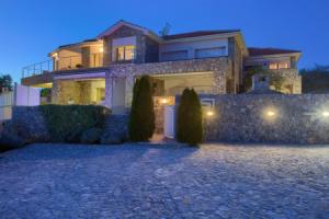 Awesome Home in Krk With Wifi and 2 Bedrooms, Крк