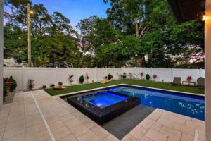 Luxury Tampa Home w/ Pool, Jacuzzi & Amenities, Тампа