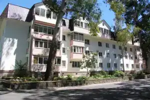 2-x комнатные апартаменты в центре Гагры, 1-я линия